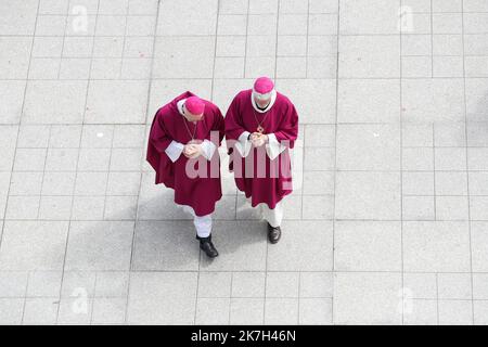 ©Manuel Blondau/AOP Press/MAXPPP - 06/04/2022 Lourdes Illustration eveques de France lors de l assemblee pleniere de printemps des eveques de France le 6 Avril 2022 au Sanctuaire Notre-Dame a Lourdes, Frankreich. - Lourdes, Frankreich, 6. 2022. april Frühjahrsvollversammlung der französischen Bischöfe 2022 Stockfoto