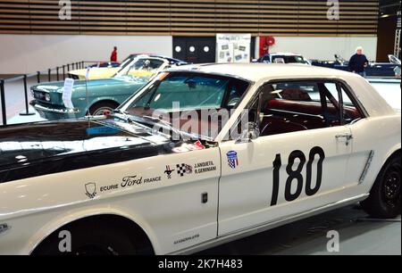 ©PHOTOPQR/LE PROGRES/Richard MOUILLAUD - Lyon 06/04/2022 - Le 07/04/2022 Salon de l' Auto -Salon de l' Auto Le Salon c' est aussi l' occasion de voir des anciennes ici une magnifique Ford Mustang Ford Frankreich - Lyon Motor Show Frankreich April 6, 2022 Stockfoto