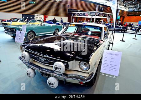 ©PHOTOPQR/LE PROGRES/Richard MOUILLAUD - Lyon 06/04/2022 - Le 07/04/2022 Salon de l' Auto -Salon de l' Auto Le Salon c' est aussi l' occasion de voir des anciennes ici une magnifique Ford Mustang Ford Frankreich - Lyon Motor Show Frankreich April 6, 2022 Stockfoto