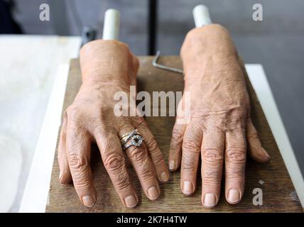 ©PHOTOPQR/LE PARISIEN/Delphine Goldsztejn ; Paris ; 29/03/2022 ; Musée Grévin, 10 Bd Montmartre, 75009 Paris Patrimoine Le 29/03/2022 Foto : Delphine Goldsztejn Le Salon de beauté, dans les coulisses du musée Grévin Paris, Frankreich, märz 29. 2022. Hinter den Kulissen des Star-Schönheitssalons im Grévin-Museum mit fast 2000 Persönlichkeiten, die seit seiner Eröffnung im Jahr 1882 nachgebildet wurden und von denen 250 ausgestellt sind, ist das Wachsfigurenmuseum Grévin das Pariser Königreich der Wachsstatuen, das ein Team von Spezialisten verwöhnt. Dank Make-up-Künstlern, Friseuren und Friseuren haben die Stars das Recht auf Speci Stockfoto