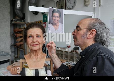 ©PHOTOPQR/LE PARISIEN/Delphine Goldsztejn ; Paris ; 29/03/2022 ; Musée Grévin, 10 Bd Montmartre, 75009 Paris Patrimoine Sur la Foto : Eric Deshayes, peintre Gastronom Simone weil Le 29/03/2022 Foto : Delphine Goldsztejn Le Salon de beauté, dans les coulisses du musée Grévin Paris, Frankreich, märz 29. 2022. Hinter den Kulissen des Star-Schönheitssalons im Grévin-Museum mit fast 2000 Persönlichkeiten, die seit seiner Eröffnung im Jahr 1882 nachgebildet wurden und von denen 250 ausgestellt sind, ist das Wachsfigurenmuseum Grévin das Pariser Königreich der Wachsstatuen, das ein Team von Spezialisten verwöhnt. Danke an Make-up Arti Stockfoto