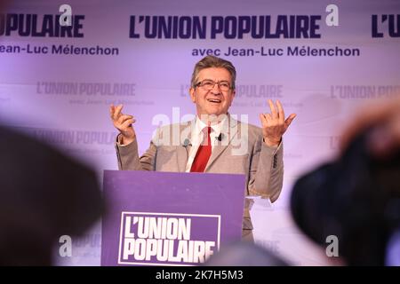 ©PHOTOPQR/LE PARISIEN/Fred Dugit ; Paris ; ; politische Paris Xie, le 10 avril 2022 Premier Tour de l'élection présidentielle Le candidat Jean Luc Mélenchon avec ses sympathizants au Cirque d'Hiver pour les résultats du Premier Tour de l'élection présidentielle . Photo LP / Fred Dugit der Präsidentschaftskandidat der französischen Linken La France Insoumise (LFI), Jean-Luc Melenchon, spricht am 10. April 2022 im Cirque D'Hiver in Paris an Parteianhänger. Stockfoto