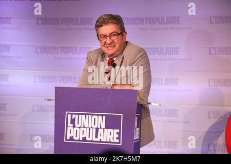 ©PHOTOPQR/LE PARISIEN/Fred Dugit ; Paris ; ; politische Paris Xie, le 10 avril 2022 Premier Tour de l'élection présidentielle Le candidat Jean Luc Mélenchon avec ses sympathizants au Cirque d'Hiver pour les résultats du Premier Tour de l'élection présidentielle . Photo LP / Fred Dugit der Präsidentschaftskandidat der französischen Linken La France Insoumise (LFI), Jean-Luc Melenchon, spricht am 10. April 2022 im Cirque D'Hiver in Paris an Parteianhänger. Stockfoto