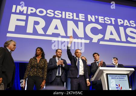 ©PHOTOPQR/LE PARISIEN/ARNAUD DUMONTIER ; Paris ; 10/04/2022 ; Paris, dimanche 10 avril 2022 - Maison de la Mutualité Premier Tour des élections présidentielles 2022 - Eric Zemmour obtient 7% © Arnaud Dumontier pour le Parisien französische rechtsextreme Partei Reconquete! Präsidentschaftskandidat Eric Zemmour spricht am 10. April 2022 in Paris an Parteianhänger, Stockfoto