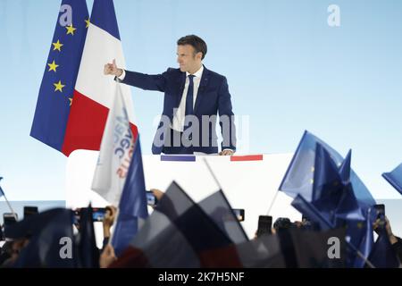 ©PHOTOPQR/LE PARISIEN/Olivier Corsan ; Paris ; ; Paris, Frankreich, le 10 April 2022. Emmanuel Macron, le président - candidat de LERM La République en Marche pour l'élection présidentielle a réuni ses soutiens pour la soirée du Premier Tour dans le Hall 6 du Parc des Expositions de Versailles. MAG2022 der französische Präsident und Kandidat der Partei La Republique en Marche (LREM) für die Wiederwahl Emmanuel Macron spricht nach den ersten Ergebnissen der ersten Runde der französischen Präsidentschaftswahlen auf der Pariser Expo Porte de Versailles Hall 6 am 10. April 2022 in Paris die Sympathisanten an. Stockfoto