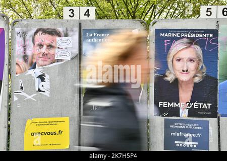 ©PHOTOPQR/JOURNAL SAONE et LOIRE/Ketty BEYONDAS ; Chalon-sur-Saône ; 11/04/2022 ; Illustration zweite Tour de l'élection présidentielle. Emmanuel Macron, Président sortant, LREM, Face à Marine Le Pen, RN. Stimmabgabe. Stimme für „Blanc“. Stimmenthaltung. Politik. Stockfoto