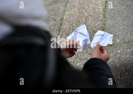 ©PHOTOPQR/JOURNAL SAONE et LOIRE/Ketty BEYONDAS ; Chalon-sur-Saône ; 11/04/2022 ; Illustration zweite Tour de l'élection présidentielle. Emmanuel Macron, Président sortant, LREM, Face à Marine Le Pen, RN. Stimmabgabe. Stimme für „Blanc“. Stimmenthaltung. Politik. Stockfoto