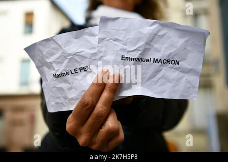 ©PHOTOPQR/JOURNAL SAONE et LOIRE/Ketty BEYONDAS ; Chalon-sur-Saône ; 11/04/2022 ; Illustration zweite Tour de l'élection présidentielle. Emmanuel Macron, Président sortant, LREM, Face à Marine Le Pen, RN. Stimmabgabe. Stimme für „Blanc“. Stimmenthaltung. Politik. Stockfoto