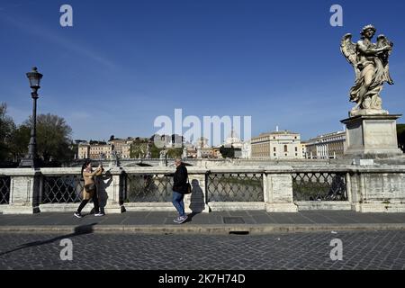 ©PHOTOPQR/L'EST REPUBLICAIN/ALEXANDRE MARCHI ; ROMA ; 14/04/2022 ; RELIGION CATHOLIQUE - CATHOLICISME - CHRETIEN - BASILIQUE SAINT PIERRE - FETES DE PAQUES 2022 - ITALIE. Cité du Vatican 14 bis 2022. April. Le Dôme de la basilique Saint-Pierre, depuis le pont du Château Saint Ange, où les chrétiens du monde entier vont fêter les traditionnelles fêtes de Pâques, à partir du vendredi 15 avril, et beaucoup d'entre eux vont faire le déplacement jusqu'à Rom, Et plus précisément au Vatican en la basilique Saint-Pierre avec le pape François. La basilique Saint-Pierre (lateinisch: Sancti Petri et en itali Stockfoto