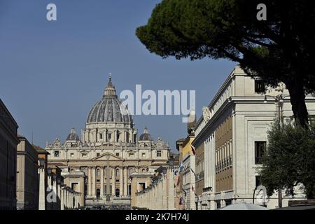 ©PHOTOPQR/L'EST REPUBLICAIN/ALEXANDRE MARCHI ; ROMA ; 14/04/2022 ; RELIGION CATHOLIQUE - CATHOLICISME - CHRETIEN - BASILIQUE SAINT PIERRE - FETES DE PAQUES 2022 - ITALIE - SAINT BELAGERUNG. Cité du Vatican 14 bis 2022. April. Les chrétiens du monde entier vont fêter les traditionnelles fêtes de Pâques, à partir du vendredi 15 avril, et beaucoup d'entre eux vont faire le déplacement jusqu'à Rome, et plus précisément au Vatican en la basilique Saint-Pierre avec le pape François. La basilique Saint-Pierre (lateinisch: Sancti Petri et en italien : San Pietro in Vaticano) est l'édifice religieux le plus impo Stockfoto