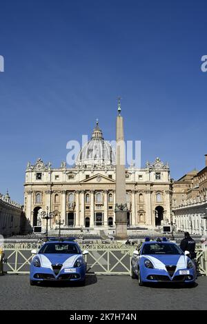 ©PHOTOPQR/L'EST REPUBLICAIN/ALEXANDRE MARCHI ; ROMA ; 14/04/2022 ; SECURITE - POLICE - POLIZEI- RELIGION CATHOLIQUE - CATHOLICISME - CHRETIEN - BASILIQUE SAINT PIERRE - FETES DE PAQUES 2022 - ITALIE - SAINT BELAGERUNG. Cité du Vatican 14 bis 2022. April. Des voitures de Police (polizia) sur la Place Saint-Pierre à 24 heures des traditionnelles fêtes de Pâques que les chrétiens du monde entier viennent fêter à Rome, et plus précisément au Vatican en la basilique Saint-Pierre avec le pape François. La basilique Saint-Pierre (lateinisch: Sancti Petri et en italien : San Pietro in Vaticano) est l'édifice re Stockfoto