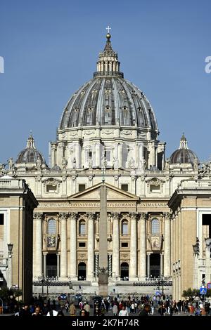 ©PHOTOPQR/L'EST REPUBLICAIN/ALEXANDRE MARCHI ; ROMA ; 14/04/2022 ; RELIGION CATHOLIQUE - CATHOLICISME - CHRETIEN - BASILIQUE SAINT PIERRE - FETES DE PAQUES 2022 - ITALIE - SAINT BELAGERUNG. Cité du Vatican 14 bis 2022. April. Les chrétiens du monde entier vont fêter les traditionnelles fêtes de Pâques, à partir du vendredi 15 avril, et beaucoup d'entre eux vont faire le déplacement jusqu'à Rome, et plus précisément au Vatican en la basilique Saint-Pierre avec le pape François. La basilique Saint-Pierre (lateinisch: Sancti Petri et en italien : San Pietro in Vaticano) est l'édifice religieux le plus impo Stockfoto