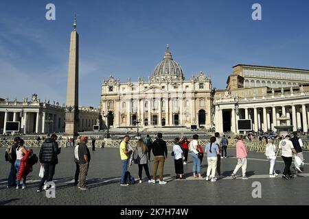 ©PHOTOPQR/L'EST REPUBLICAIN/ALEXANDRE MARCHI ; ROMA ; 14/04/2022 ; SECURITE - POLICE - POLIZEI- RELIGION CATHOLIQUE - CATHOLICISME - CHRETIEN - BASILIQUE SAINT PIERRE - FETES DE PAQUES 2022 - ITALIE - SAINT BELAGERUNG. Cité du Vatican 14 bis 2022. April. File d'attente de touristes et des fidèles catholiques sur la Place Saint-Pierre à 24 heures des traditionnelles fêtes de Pâques que les chrétiens du monde entier viennent fêter à Rome, et plus précisément au Vatican en la basilique Saint-Pierre avec le pape François. La basilique Saint-Pierre (lateinisch: Sancti Petri et en italien : San Pietro in Vati Stockfoto