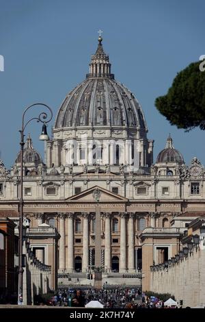 ©PHOTOPQR/L'EST REPUBLICAIN/ALEXANDRE MARCHI ; ROMA ; 14/04/2022 ; RELIGION CATHOLIQUE - CATHOLICISME - CHRETIEN - BASILIQUE SAINT PIERRE - FETES DE PAQUES 2022 - ITALIE - SAINT BELAGERUNG. Cité du Vatican 14 bis 2022. April. Les chrétiens du monde entier vont fêter les traditionnelles fêtes de Pâques, à partir du vendredi 15 avril, et beaucoup d'entre eux vont faire le déplacement jusqu'à Rome, et plus précisément au Vatican en la basilique Saint-Pierre avec le pape François. La basilique Saint-Pierre (lateinisch: Sancti Petri et en italien : San Pietro in Vaticano) est l'édifice religieux le plus impo Stockfoto