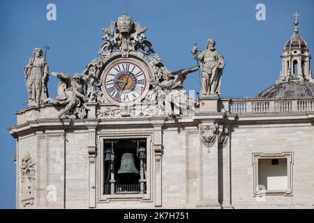 ©PHOTOPQR/L'EST REPUBLICAIN/ALEXANDRE MARCHI ; ROMA ; 14/04/2022 ; RELIGION CATHOLIQUE - CATHOLICISME - CHRETIEN - BASILIQUE SAINT PIERRE - FETES DE PAQUES 2022 - ITALIE - SAINT BELAGERUNG. Cité du Vatican 14 bis 2022. April. L'horloge monumentale et la Fenêtre des Cloches de la basilique Saint-Pierre. La basilique Saint-Pierre (lateinisch: Sancti Petri et en italien : San Pietro in Vaticano) est l'édifice religieux le plus important du catholicisme et aussi le plus Grand du monde. Elle est située au Vatican, sur la rive droite du Tibre, et sa façade architecturale s'ouvre sur la Place Saint-Pierre. PHO Stockfoto