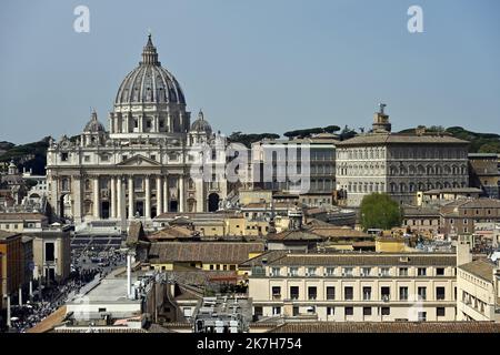 ©PHOTOPQR/L'EST REPUBLICAIN/ALEXANDRE MARCHI ; ROMA ; 14/04/2022 ; RELIGION CATHOLIQUE - CATHOLICISME - CHRETIEN - BASILIQUE SAINT PIERRE - FETES DE PAQUES 2022 - ITALIE. Cité du Vatican 14 bis 2022. April. La basilique Saint-Pierre et son Dôme, depuis le Château Saint Ange, où les chrétiens du monde entier vont fêter les traditionnelles fêtes de Pâques, à partir du vendredi 15 avril, et beaucoup d'entre eux vont faire le déplacement jusqu'à Rom, Et plus précisément au Vatican en la basilique Saint-Pierre avec le pape François. La basilique Saint-Pierre (lateinisch: Sancti Petri et en italien : Sa Stockfoto