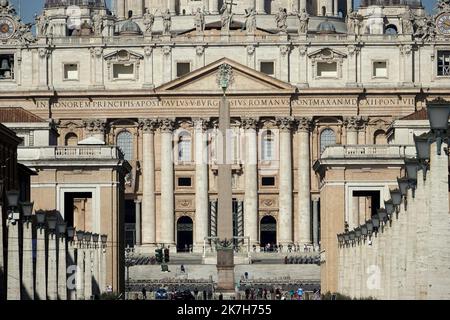 ©PHOTOPQR/L'EST REPUBLICAIN/ALEXANDRE MARCHI ; ROMA ; 14/04/2022 ; RELIGION CATHOLIQUE - CATHOLICISME - CHRETIEN - BASILIQUE SAINT PIERRE - FETES DE PAQUES 2022 - ITALIE - SAINT BELAGERUNG. Cité du Vatican 14 bis 2022. April. Les chrétiens du monde entier vont fêter les traditionnelles fêtes de Pâques, à partir du vendredi 15 avril, et beaucoup d'entre eux vont faire le déplacement jusqu'à Rome, et plus précisément au Vatican en la basilique Saint-Pierre avec le pape François. La basilique Saint-Pierre (lateinisch: Sancti Petri et en italien : San Pietro in Vaticano) est l'édifice religieux le plus impo Stockfoto