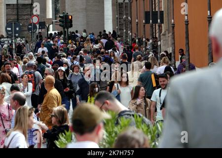 ©PHOTOPQR/L'EST REPUBLICAIN/ALEXANDRE MARCHI ; ROMA ; 14/04/2022 ; SECURITE - POLICE - POLIZEI- RELIGION CATHOLIQUE - CATHOLICISME - CHRETIEN - BASILIQUE SAINT PIERRE - FETES DE PAQUES 2022 - ITALIE - SAINT BELAGERUNG. Cité du Vatican 14 bis 2022. April. Des touristes et des fidèles catholiques sans masques quittent la place Saint-Pierre à 24 heures des traditionnelles fêtes de Pâques que les chrétiens du monde entier viennent fêter à Rome, et plus précisément au Vatican en la basilique Saint-Pierre avec le pape François. La basilique Saint-Pierre (lateinisch: Sancti Petri et en italien : San Pietro in Stockfoto