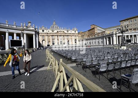 ©PHOTOPQR/L'EST REPUBLICAIN/ALEXANDRE MARCHI ; ROMA ; 14/04/2022 ; RELIGION CATHOLIQUE - CATHOLICISME - CHRETIEN - BASILIQUE SAINT PIERRE - FETES DE PAQUES 2022 - ITALIE - SAINT BELAGERUNG. Cité du Vatican 14 bis 2022. April. Les chrétiens du monde entier vont fêter les traditionnelles fêtes de Pâques, à partir du vendredi 15 avril, et beaucoup d'entre eux vont faire le déplacement jusqu'à Rome, et plus précisément au Vatican en la basilique Saint-Pierre avec le pape François. La basilique Saint-Pierre (lateinisch: Sancti Petri et en italien : San Pietro in Vaticano) est l'édifice religieux le plus impo Stockfoto