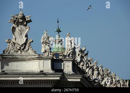 ©PHOTOPQR/L'EST REPUBLICAIN/ALEXANDRE MARCHI ; ROMA ; 14/04/2022 ; RELIGION CATHOLIQUE - CATHOLICISME - CHRETIEN - BASILIQUE SAINT PIERRE - FETES DE PAQUES 2022 - ITALIE - SAINT BELAGERUNG. Cité du Vatican 14 bis 2022. April. Statuen sur la Place Saint-Pierre à côté de la basilique Saint-Pierre. La basilique Saint-Pierre (lateinisch: Sancti Petri et en italien : San Pietro in Vaticano) est l'édifice religieux le plus important du catholicisme et aussi le plus Grand du monde. Elle est située au Vatican, sur la rive droite du Tibre, et sa façade architecturale s'ouvre sur la Place Saint-Pierre. FOTO Alex Stockfoto