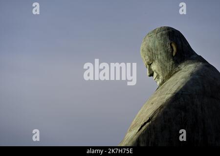 ©PHOTOPQR/L'EST REPUBLICAIN/ALEXANDRE MARCHI ; ROMA ; 13/04/2022 ; RELIGION CATHOLIQUE - CHRETIEN - STATUE DE JEAN PAUL II - PAPE. Rom 13 April 2022. La Statue abstraite de 5 mètres de haut du pape Jean-Paul II. (Karol Jozef Wotjyla) par le sculpteur Oliviero RAINALDI près de la gare Termini de Rome. - Rom, Italien, april 13. 2022 Skulptur des Papstes Johannes Paul II. In der Nähe des Bahnhofs Termini Stockfoto