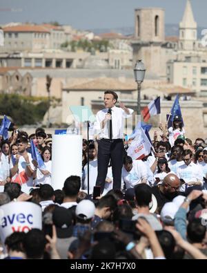 ©PHOTOPQR/NICE MATIN/LUC BOUTRIA ; ; 16/04/2022 ; MARSEILLE LE MEETING DE MACRON - EMMANUEL MACRON BEI EINEM TREFFEN IN MARSEILLE FRANKREICH APRIL 16 2022 Stockfoto