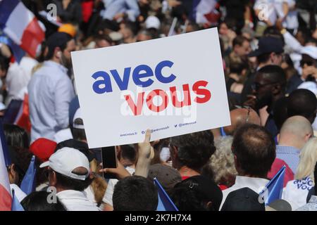 ©PHOTOPQR/NICE MATIN/LUC BOUTRIA ; ; 16/04/2022 ; MARSEILLE LE MEETING DE MACRON - EMMANUEL MACRON BEI EINEM TREFFEN IN MARSEILLE FRANKREICH APRIL 16 2022 Stockfoto