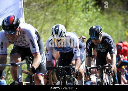 ©PHOTOPQR/VOIX DU Nord/PIERRE ROUANET ; 17/04/2022 ; Waller Arenberg, le 17/04/2022. Course cycliste Paris Roubaix 2022, dans la trouee d'Arenberg (Dreve des boules d'Herin). Les Premiers dans la trouee. Ballerini. FOTO PIERRE ROUANET LA VOIX DU NORD Stockfoto