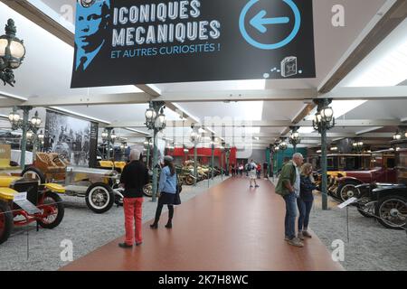 ©PHOTOPQR/L'ALSACE/Vincent VOEGTLIN ; Mulhouse ; 20/04/2022 ; Une affiche rappelant ainsi l'Exposition Iconiques Mécanique avec ses visiteurs au Musée National de l' Automobile, Collection Schlumpf, à Mulhouse le 20 avril 2022. - Frankreich, Mulhouse 20. April 2022 das Nationale Automobilmuseum beherbergt die schönste Automobilsammlung der Welt mit mehr als 450 außergewöhnlichen Autos. Stockfoto