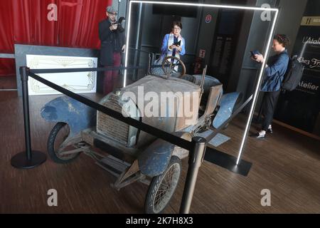 ©PHOTOPQR/L'ALSACE/Vincent VOEGTLIN ; Mulhouse ; 20/04/2022 ; Une Peugeot dans son état avant Restauration à l'entrée du Musée National de l' Automobile, Collection Schlumpf, à Mulhouse le 20 avril 2022. - Frankreich, Mulhouse 20. April 2022 das Nationale Automobilmuseum beherbergt die schönste Automobilsammlung der Welt mit mehr als 450 außergewöhnlichen Autos. Stockfoto