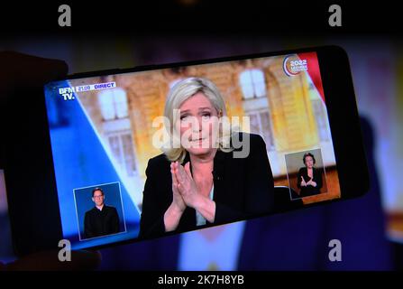 ©Mourad ALLILI/MAXPPP - 20/04/2022 Debat entre les deux Tours de elections presidentielles entre Emmanuel Macron et Marine Le Pen Debatte zwischen der Präsidentschaftskandidatin Marine Le Pen und dem französischen Präsidenten und der liberalen Partei La Republique en Marche (LREM) zur Wiederwahl Emmanuel Macron wird live übertragen Am 20. April 2022, vier Tage vor der zweiten Runde der französischen Präsidentschaftswahlen, auf dem französischen öffentlich-rechtlichen Fernsehsender France 2 und dem französischen Privatsender TF1 in Saint-Denis bei Paris. Stockfoto