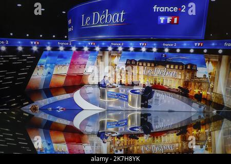 ©PHOTOPQR/LE PARISIEN/olivier corsan ; Paris ; 20/04/2022 ; Paris, Frankreich, le 20 April 2022. Débat de l'entre-deux Tours de l'élection présidentielle 2022 sur la Chaîne de télévision TF1 entre les candidats Emmanuel Macron (du parti LREM et président sortant) et Marine Le Pen (RN).e Le Pen la candidate de RN Rassemblement National anime par Gilles Bouleau et Lea Salame. Debatte zwischen Marine Le Pen, der Präsidentschaftskandidatin der französischen rechtsextremen Partei Rassemblement National (RN), und dem Kandidaten der französischen Präsidentin und der liberalen Partei La Republique en Marche (LREM) für die Wiederwahl von Emmanuel Macron im Live-Broadc-Fernsehen Stockfoto