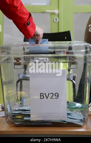 ©PHOTOPQR/LE PARISIEN/Jean-Baptiste Quentin ; Paris ; 24/04/2022 ; Lycée Erik Satie, 14eme Arrondissement Illustration vote, Bureau de vote, carte électeur, urne, enveloverpe, Isoloir, - Atmosphäre 2. Runde der französischen Präsidentschaftswahlen zwischen Emmanuel-Macron und Marine-le-Pen Stockfoto