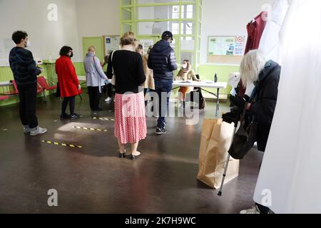 ©PHOTOPQR/LE PARISIEN/Jean-Baptiste Quentin ; Paris ; 24/04/2022 ; Lycée Erik Satie, 14eme Arrondissement Illustration vote, Bureau de vote, carte électeur, urne, enveloverpe, Isoloir, - Atmosphäre 2. Runde der französischen Präsidentschaftswahlen zwischen Emmanuel-Macron und Marine-le-Pen Stockfoto