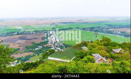 Ansicht Von Chau Doc Vom Sam Mountain In Vietnam. Dies ist ein spirituelles Land, das Besucher anzieht Stockfoto