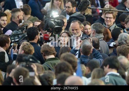 ©FRANCK CASTEL/MAXPPP - 20220004 PARIS, FRANKREICH APRIL 24 Frankreichs amtierender Präsident Emmanuel Macron steht seiner Frau Brigitte Macron gegenüber, nachdem er seine rechtsextreme Rivalin Marine Le Pen für eine zweite fünfjährige Amtszeit als Präsidentin am 24. April 2022 in Paris, Frankreich, besiegt hat. Emmanuel Macron und Marine Le Pen haben sich beide am Sonntag, dem 10.. April, für die zweite Runde der Präsidentschaftswahlen 2022 in Frankreich qualifiziert, die heute, am 24. April, stattfindet. Dies ist das zweite Mal in Folge, dass sich die beiden Kandidaten in der Endrunde der WahlungenResults de l election presidentielle 2022 stellen. Présidentielle 2017 Emmanuel Macron elu Stockfoto