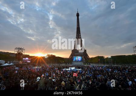 ©FRANCK CASTEL/MAXPPP - 20220004 PARIS, FRANKREICH APRIL 24 Frankreichs amtierender Präsident Emmanuel Macron steht seiner Frau Brigitte Macron gegenüber, nachdem er seine rechtsextreme Rivalin Marine Le Pen für eine zweite fünfjährige Amtszeit als Präsidentin am 24. April 2022 in Paris, Frankreich, besiegt hat. Emmanuel Macron und Marine Le Pen haben sich beide am Sonntag, dem 10.. April, für die zweite Runde der Präsidentschaftswahlen 2022 in Frankreich qualifiziert, die heute, am 24. April, stattfindet. Dies ist das zweite Mal in Folge, dass sich die beiden Kandidaten in der Endrunde der WahlungenResults de l election presidentielle 2022 stellen. Présidentielle 2017 Emmanuel Macron elu Stockfoto