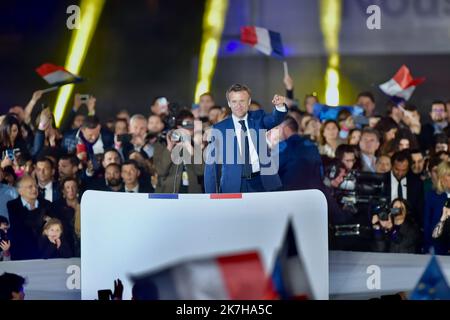 ©FRANCK CASTEL/MAXPPP - 20220004 PARIS, FRANKREICH APRIL 24 Frankreichs amtierender Präsident Emmanuel Macron steht seiner Frau Brigitte Macron gegenüber, nachdem er seine rechtsextreme Rivalin Marine Le Pen für eine zweite fünfjährige Amtszeit als Präsidentin am 24. April 2022 in Paris, Frankreich, besiegt hat. Emmanuel Macron und Marine Le Pen haben sich beide am Sonntag, dem 10.. April, für die zweite Runde der Präsidentschaftswahlen 2022 in Frankreich qualifiziert, die heute, am 24. April, stattfindet. Dies ist das zweite Mal in Folge, dass sich die beiden Kandidaten in der Endrunde der WahlungenResults de l election presidentielle 2022 stellen. Présidentielle 2017 Emmanuel Macron elu Stockfoto