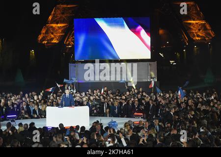 ©FRANCK CASTEL/MAXPPP - 20220004 PARIS, FRANKREICH APRIL 24 Frankreichs amtierender Präsident Emmanuel Macron steht seiner Frau Brigitte Macron gegenüber, nachdem er seine rechtsextreme Rivalin Marine Le Pen für eine zweite fünfjährige Amtszeit als Präsidentin am 24. April 2022 in Paris, Frankreich, besiegt hat. Emmanuel Macron und Marine Le Pen haben sich beide am Sonntag, dem 10.. April, für die zweite Runde der Präsidentschaftswahlen 2022 in Frankreich qualifiziert, die heute, am 24. April, stattfindet. Dies ist das zweite Mal in Folge, dass sich die beiden Kandidaten in der Endrunde der WahlungenResults de l election presidentielle 2022 stellen. Présidentielle 2017 Emmanuel Macron elu Stockfoto