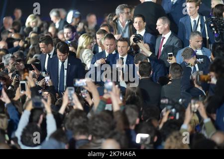 ©FRANCK CASTEL/MAXPPP - 20220004 PARIS, FRANKREICH APRIL 24 Frankreichs amtierender Präsident Emmanuel Macron steht seiner Frau Brigitte Macron gegenüber, nachdem er seine rechtsextreme Rivalin Marine Le Pen für eine zweite fünfjährige Amtszeit als Präsidentin am 24. April 2022 in Paris, Frankreich, besiegt hat. Emmanuel Macron und Marine Le Pen haben sich beide am Sonntag, dem 10.. April, für die zweite Runde der Präsidentschaftswahlen 2022 in Frankreich qualifiziert, die heute, am 24. April, stattfindet. Dies ist das zweite Mal in Folge, dass sich die beiden Kandidaten in der Endrunde der WahlungenResults de l election presidentielle 2022 stellen. Présidentielle 2017 Emmanuel Macron elu Stockfoto