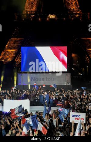 ©FRANCK CASTEL/MAXPPP - 20220004 PARIS, FRANKREICH APRIL 24 Frankreichs amtierender Präsident Emmanuel Macron steht seiner Frau Brigitte Macron gegenüber, nachdem er seine rechtsextreme Rivalin Marine Le Pen für eine zweite fünfjährige Amtszeit als Präsidentin am 24. April 2022 in Paris, Frankreich, besiegt hat. Emmanuel Macron und Marine Le Pen haben sich beide am Sonntag, dem 10.. April, für die zweite Runde der Präsidentschaftswahlen 2022 in Frankreich qualifiziert, die heute, am 24. April, stattfindet. Dies ist das zweite Mal in Folge, dass sich die beiden Kandidaten in der Endrunde der WahlungenResults de l election presidentielle 2022 stellen. Présidentielle 2017 Emmanuel Macron elu Stockfoto