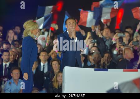 ©FRANCK CASTEL/MAXPPP - 20220004 PARIS, FRANKREICH APRIL 24 Frankreichs amtierender Präsident Emmanuel Macron steht seiner Frau Brigitte Macron gegenüber, nachdem er seine rechtsextreme Rivalin Marine Le Pen für eine zweite fünfjährige Amtszeit als Präsidentin am 24. April 2022 in Paris, Frankreich, besiegt hat. Emmanuel Macron und Marine Le Pen haben sich beide am Sonntag, dem 10.. April, für die zweite Runde der Präsidentschaftswahlen 2022 in Frankreich qualifiziert, die heute, am 24. April, stattfindet. Dies ist das zweite Mal in Folge, dass sich die beiden Kandidaten in der Endrunde der WahlungenResults de l election presidentielle 2022 stellen. Présidentielle 2017 Emmanuel Macron elu Stockfoto