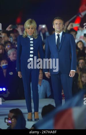 ©FRANCK CASTEL/MAXPPP - 20220004 PARIS, FRANKREICH APRIL 24 Frankreichs amtierender Präsident Emmanuel Macron steht seiner Frau Brigitte Macron gegenüber, nachdem er seine rechtsextreme Rivalin Marine Le Pen für eine zweite fünfjährige Amtszeit als Präsidentin am 24. April 2022 in Paris, Frankreich, besiegt hat. Emmanuel Macron und Marine Le Pen haben sich beide am Sonntag, dem 10.. April, für die zweite Runde der Präsidentschaftswahlen 2022 in Frankreich qualifiziert, die heute, am 24. April, stattfindet. Dies ist das zweite Mal in Folge, dass sich die beiden Kandidaten in der Endrunde der WahlungenResults de l election presidentielle 2022 stellen. Présidentielle 2017 Emmanuel Macron elu Stockfoto