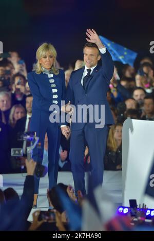 ©FRANCK CASTEL/MAXPPP - 20220004 PARIS, FRANKREICH APRIL 24 Frankreichs amtierender Präsident Emmanuel Macron steht seiner Frau Brigitte Macron gegenüber, nachdem er seine rechtsextreme Rivalin Marine Le Pen für eine zweite fünfjährige Amtszeit als Präsidentin am 24. April 2022 in Paris, Frankreich, besiegt hat. Emmanuel Macron und Marine Le Pen haben sich beide am Sonntag, dem 10.. April, für die zweite Runde der Präsidentschaftswahlen 2022 in Frankreich qualifiziert, die heute, am 24. April, stattfindet. Dies ist das zweite Mal in Folge, dass sich die beiden Kandidaten in der Endrunde der WahlungenResults de l election presidentielle 2022 stellen. Présidentielle 2017 Emmanuel Macron elu Stockfoto