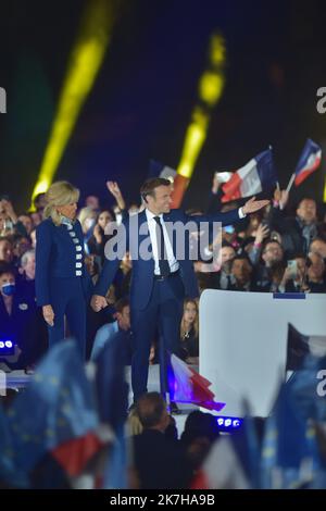 ©FRANCK CASTEL/MAXPPP - 20220004 PARIS, FRANKREICH APRIL 24 Frankreichs amtierender Präsident Emmanuel Macron steht seiner Frau Brigitte Macron gegenüber, nachdem er seine rechtsextreme Rivalin Marine Le Pen für eine zweite fünfjährige Amtszeit als Präsidentin am 24. April 2022 in Paris, Frankreich, besiegt hat. Emmanuel Macron und Marine Le Pen haben sich beide am Sonntag, dem 10.. April, für die zweite Runde der Präsidentschaftswahlen 2022 in Frankreich qualifiziert, die heute, am 24. April, stattfindet. Dies ist das zweite Mal in Folge, dass sich die beiden Kandidaten in der Endrunde der WahlungenResults de l election presidentielle 2022 stellen. Présidentielle 2017 Emmanuel Macron elu Stockfoto