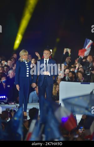 ©FRANCK CASTEL/MAXPPP - 20220004 PARIS, FRANKREICH APRIL 24 Frankreichs amtierender Präsident Emmanuel Macron steht seiner Frau Brigitte Macron gegenüber, nachdem er seine rechtsextreme Rivalin Marine Le Pen für eine zweite fünfjährige Amtszeit als Präsidentin am 24. April 2022 in Paris, Frankreich, besiegt hat. Emmanuel Macron und Marine Le Pen haben sich beide am Sonntag, dem 10.. April, für die zweite Runde der Präsidentschaftswahlen 2022 in Frankreich qualifiziert, die heute, am 24. April, stattfindet. Dies ist das zweite Mal in Folge, dass sich die beiden Kandidaten in der Endrunde der WahlungenResults de l election presidentielle 2022 stellen. Présidentielle 2017 Emmanuel Macron elu Stockfoto