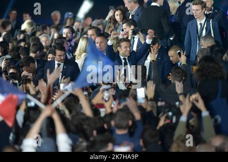 ©FRANCK CASTEL/MAXPPP - 20220004 PARIS, FRANKREICH APRIL 24 Frankreichs amtierender Präsident Emmanuel Macron steht seiner Frau Brigitte Macron gegenüber, nachdem er seine rechtsextreme Rivalin Marine Le Pen für eine zweite fünfjährige Amtszeit als Präsidentin am 24. April 2022 in Paris, Frankreich, besiegt hat. Emmanuel Macron und Marine Le Pen haben sich beide am Sonntag, dem 10.. April, für die zweite Runde der Präsidentschaftswahlen 2022 in Frankreich qualifiziert, die heute, am 24. April, stattfindet. Dies ist das zweite Mal in Folge, dass sich die beiden Kandidaten in der Endrunde der WahlungenResults de l election presidentielle 2022 stellen. Présidentielle 2017 Emmanuel Macron elu Stockfoto