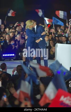 ©FRANCK CASTEL/MAXPPP - 20220004 PARIS, FRANKREICH APRIL 24 Frankreichs amtierender Präsident Emmanuel Macron steht seiner Frau Brigitte Macron gegenüber, nachdem er seine rechtsextreme Rivalin Marine Le Pen für eine zweite fünfjährige Amtszeit als Präsidentin am 24. April 2022 in Paris, Frankreich, besiegt hat. Emmanuel Macron und Marine Le Pen haben sich beide am Sonntag, dem 10.. April, für die zweite Runde der Präsidentschaftswahlen 2022 in Frankreich qualifiziert, die heute, am 24. April, stattfindet. Dies ist das zweite Mal in Folge, dass sich die beiden Kandidaten in der Endrunde der WahlungenResults de l election presidentielle 2022 stellen. Présidentielle 2017 Emmanuel Macron elu Stockfoto