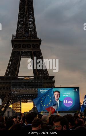 ©Michael Bunel / Le Pictorium/MAXPPP - Paris 24/04/2022 Michael Bunel / Le Pictorium - 24/4/2022 - Frankreich / Ile-de-France / Paris - UN ecran geant devant la Tour Eiffel retransmet la chaine de television france 2 qui annonce la victoire d'Emmanuel Macron pour le deuxieme Tour de l'election presidentielle. Discours d'Emmanuel Macron au CHAMP de Mars apres sa reelection au poste de President de la republique Francaise. die zweite Tour steht im Gegensatz zum Präsidenten Sortant, Emmanuel Macron (LREM) a la candidate du Rassemblement National (RN), Marine Le Pen. Emmanuel Macron, remporte l'election avec 58 pou Stockfoto