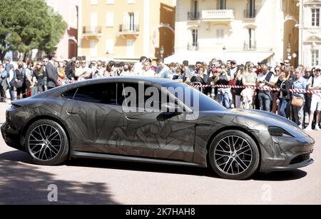 ©PHOTOPQR/NICE MATIN/Dylan Meiffret ; Monaco ; 25/04/2022 ; Presentation sur la place du palais d'une voiture 'Oeuvre d'Art' signee de l'artiste Bernard Bezzina, en Presence du Prince Albert II et de l'artiste lui-meme (veste verte). papier Cedric VERANY - Präsentation auf dem Place du Palais eines Autowerks, das vom Künstler Bernard Bezzina in Anwesenheit von Prinz Albert II. Und dem Künstler selbst UNTERZEICHNET WURDE MONACO, 25. APRIL 2022 Stockfoto